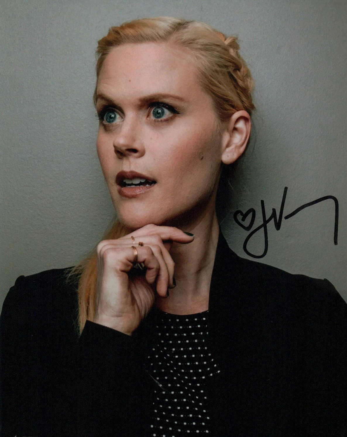 Janet Varney 8x10 Signed Photo JSA Certified Autograph