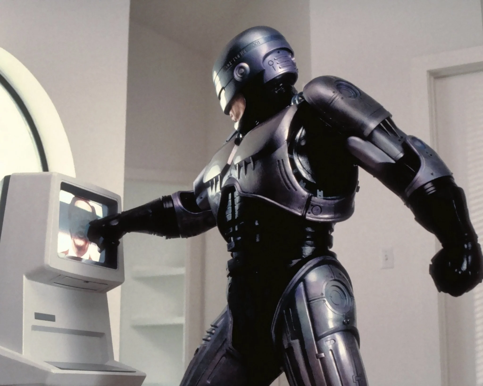 Peter Weller: Autograph Signing on Photos, May 14 - Image 19